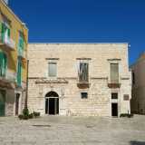 Inaugurata nel 1998, la siloteca si trova in piazza Municipio, alle porte del centro storico ed � allestita nel piano terra di palazzo Giovene. � intitolata allo xilologo molfettese Raffaele Cormio